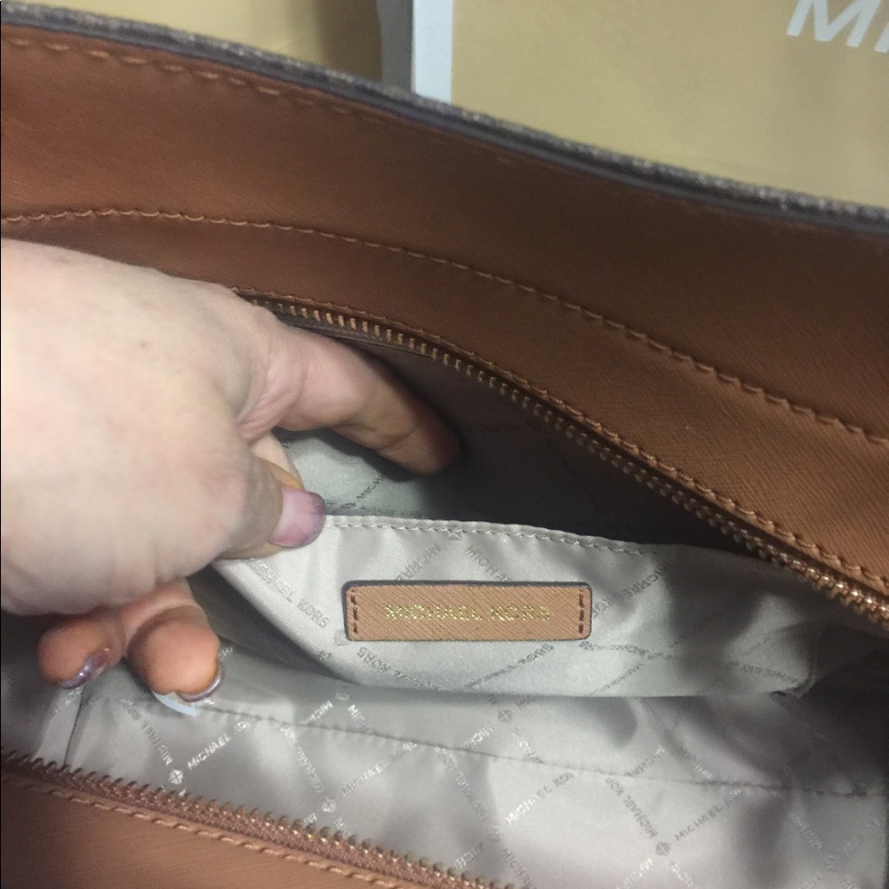 Michael Kors sold - Picture 4 of 7